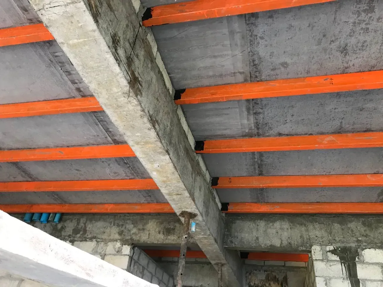 Structural steel floor framing for a guest house